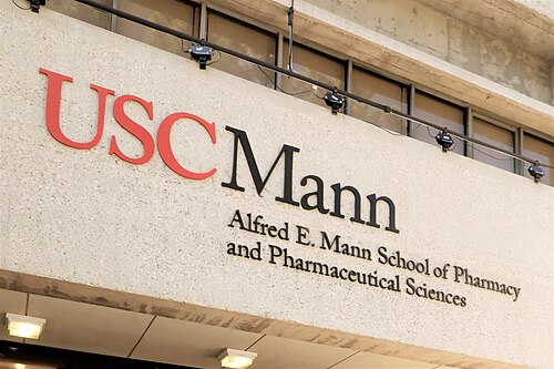 壁には「USC アルフレッド E. マン薬学部」と書かれた看板がある