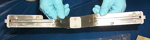 ACBMが親モジュールにボルトで固定されている接合部で漏洩が発生した場合、内側にOリングを取り付けることができます。Oリングは、一連の圧縮プレートによって溝に圧縮されます。このプレートは、接合部のスカラップ形状に適合するように設計されています。
