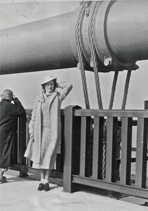 1937年の開園初日、歩行者が古い柵の前でポーズをとっている。