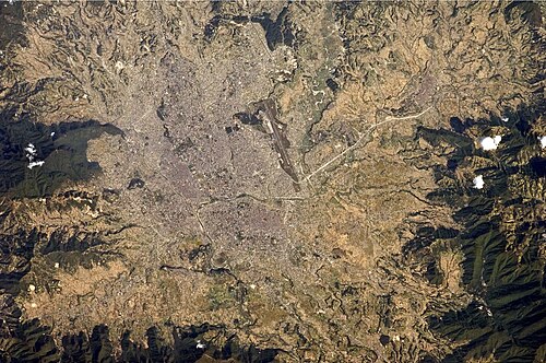 カトマンズ首都圏（画像中央の薄い灰色）を囲む緑豊かな斜面には、森林保護区と国立公園の両方が含まれています。