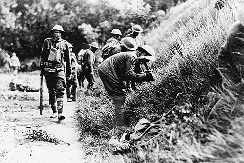 1918 年 7 月 18 日、ソワソンの戦いで、ショーダンのすぐ北にある鉄道の土手の裏に陣取る第 1 歩兵師団第 16 歩兵連隊第 2 大隊 (米国) の兵士たち。