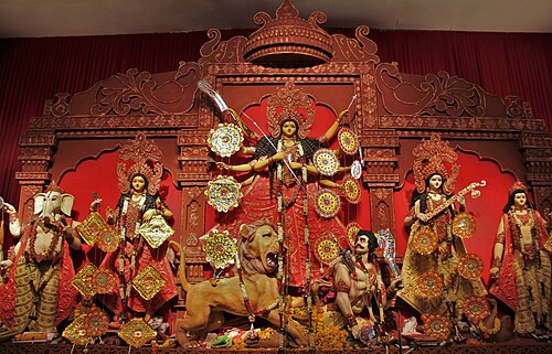 ドゥルガー・プージャはインド東部で数日間にわたって行われるお祭りで、寺院や舞台の豪華な装飾（パンダル）、経典の朗読、舞台芸術、お祭り騒ぎ、行列などが特徴となっている。[76]
