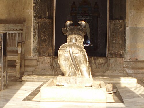 インド、ムンバイのワルケシュワールにあるシヴァ寺院で警備にあたるナンディ