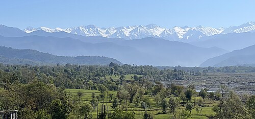 アザド・カシミールのタトリノートから見た、雄大なピル・パンジャル山脈(ヒマラヤ山脈の麓)を捉えたパノラマビュー。