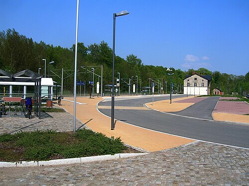 狭軌側の駅前広場。背景にはおなじみの石炭小屋が見える。