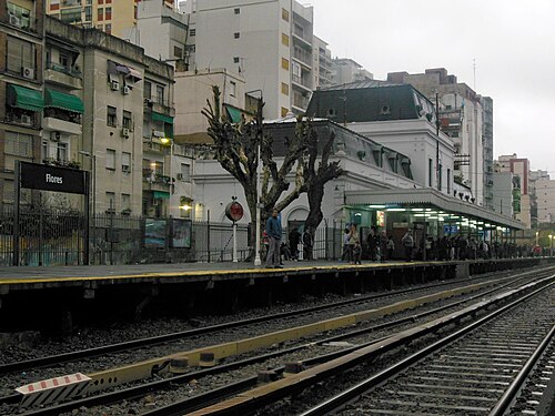 2011年のフローレス鉄道事故現場、フローレス駅