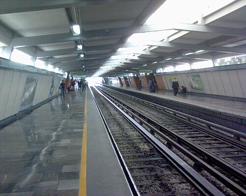 コンスラード駅のプラットホームの写真。中央にプラットホームと線路が写っています。