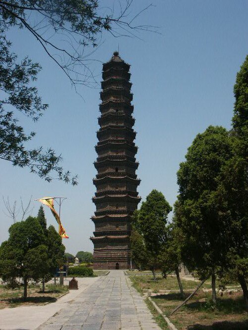 中国の開封にある鉄塔は1049年に建てられた。