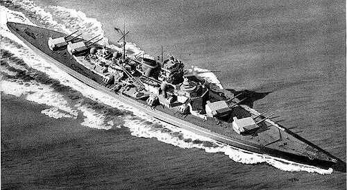 4つの大型連装砲塔を備えた軍艦を描いた白黒のアートワーク