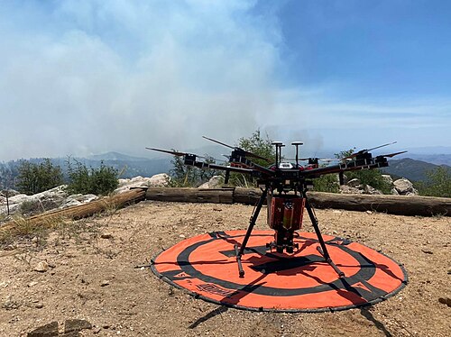火災を制御するために空中点火を行う準備が整った無人航空機（UAV）。