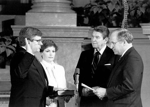 1987 年 12 月 4 日、ディック・チェイニーがドン・ウィルソンに就任宣誓を執り行う。ウィルソン夫人とロナルド・レーガン大統領が見守っている。