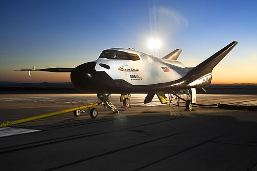 スペースプレーンが滑走路に停まっている