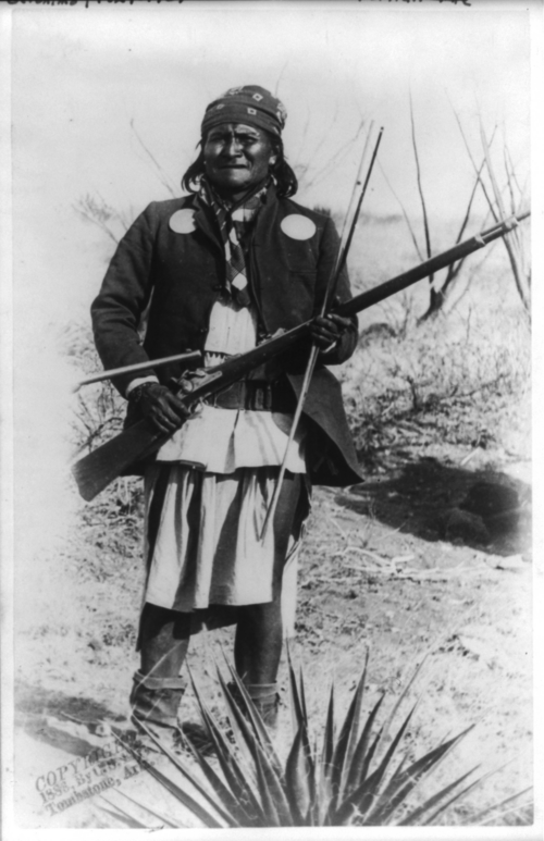 「ジェロニモの陣営での情景…1886年3月27日、クルック将軍への降伏前：ジェロニモの全身像、左を向き、ライフルを左手に構えている。」