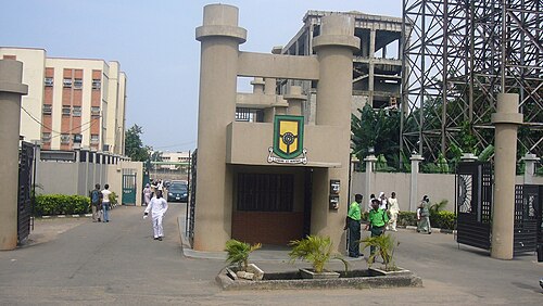 矢場高等専門学校 門