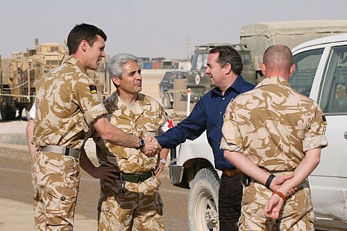 2007 年にツートンカラーの No.5 砂漠戦闘服を着用したイギリス軍兵士。