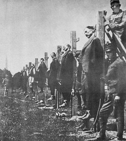 第一次世界大戦中にセルビア人の民間人を処刑するオーストリア・ハンガリー帝国の兵士。