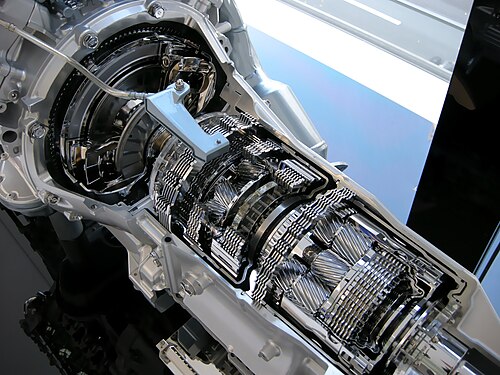 露出したギアと内部の機械を備えた自動車トランスミッションの断面図。