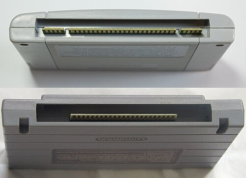 PAL SNES / 日本の SFC カートリッジと北米の SNES カートリッジの下端を示す写真。