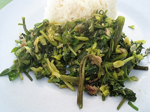 パパイヤの花芽を野菜として調理する