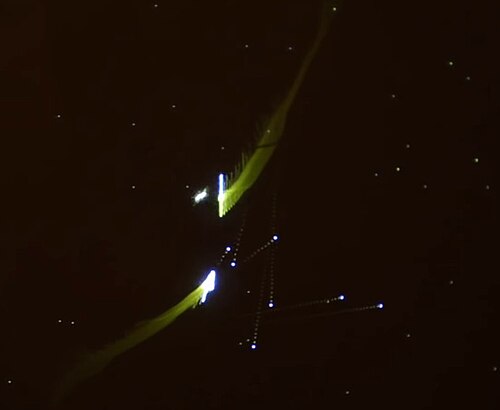 黒い画面にぼやけた軌跡を描く白い宇宙船