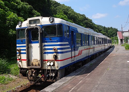 2013年6月、徳沢駅のキハ40/47/48系