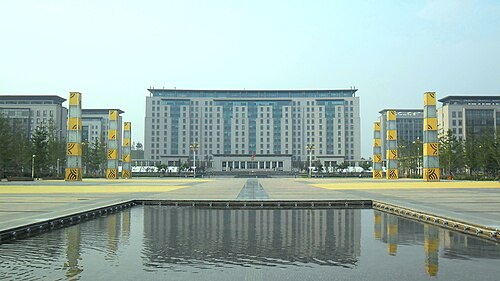 人民広場と豊南区政府庁舎の眺め