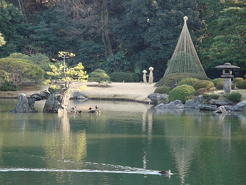 東京の六義園にある風化した岩の島と一本の松の木は、八仙人の伝説の故郷である蓬莱山を表しています。