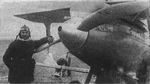 R-1レーサー飛行機の横に立つパイロットの古い写真
