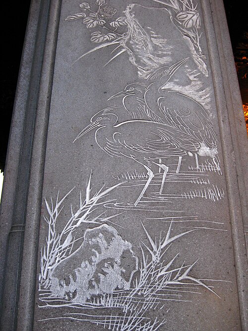 壁には絵画のような彫刻が