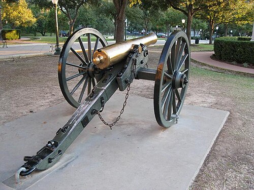 写真は銅色の砲身を持つ南北戦争時代の大砲です。