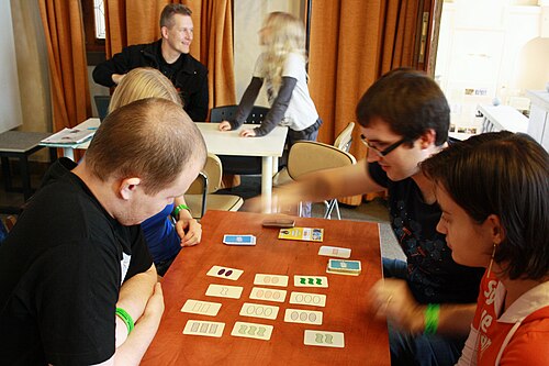 テーブルでゲームをしている人々のグループ