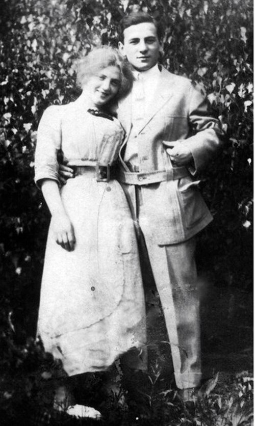 1910 年頃のドラとロバート・バーンストーンの写真。
