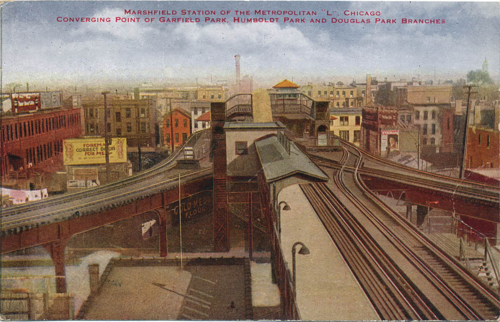 3線鉄道のインターチェンジとその先の2つの島式ホームの駅を描いた絵。1つの側線ホームはインターチェンジの手前側、見る人の左側にある。