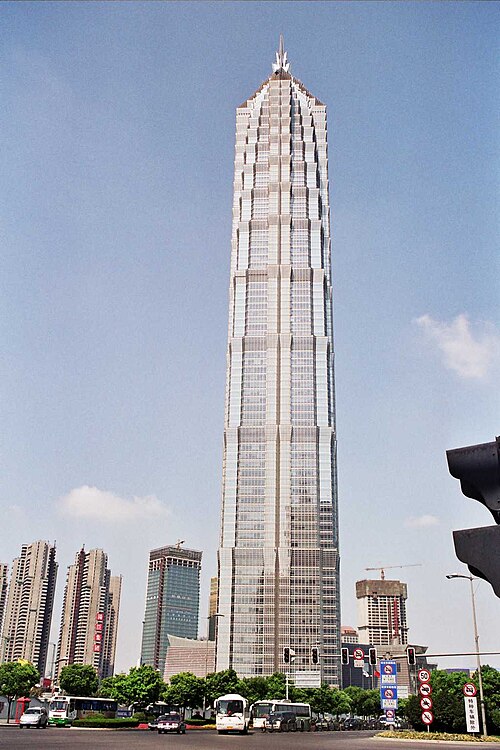 2005年当時、東方明珠電視塔から見た金茂タワーと建設中の南西金融センター。