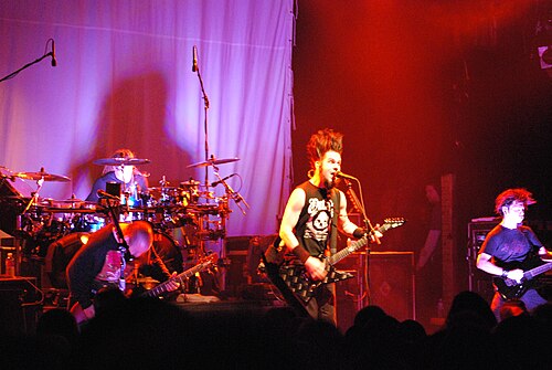 2007 年の Cannibal Killers ツアーでの Static-X。メンバーは左から右へ: Tony Campos、Nick Oshiro、Wayne Static、Koichi Fukuda。
