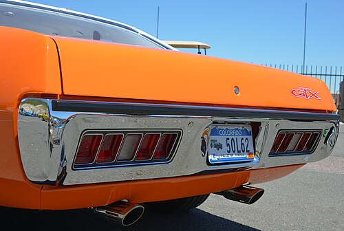 1971 GTX テールライトパネル(工場出荷時のスロット付き排気口付き)