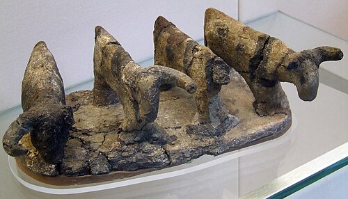 エル・アムラで発見された、紀元前3500年頃の4頭の牛の粘土模型