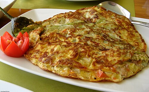 フィリピン料理のレジェノン・タロンは、ひき肉と野菜を詰めたナスのオムレツです。