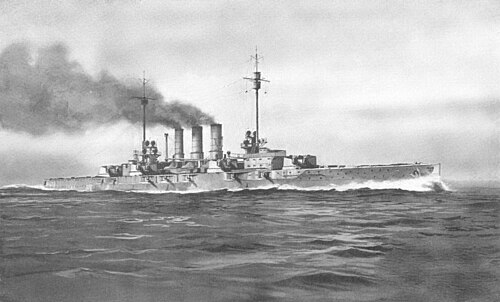灰色の大型軍艦が荒れた海を高速で航行している。船体中央にある3本の高い煙突からは、濃い黒煙が立ち上っている。