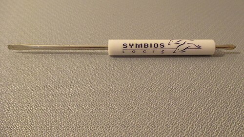 Symbios Logicのロゴが入った小さなドライバー