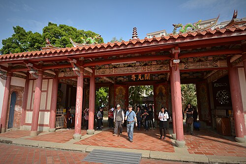 複合施設の内部から見た内部の山門。