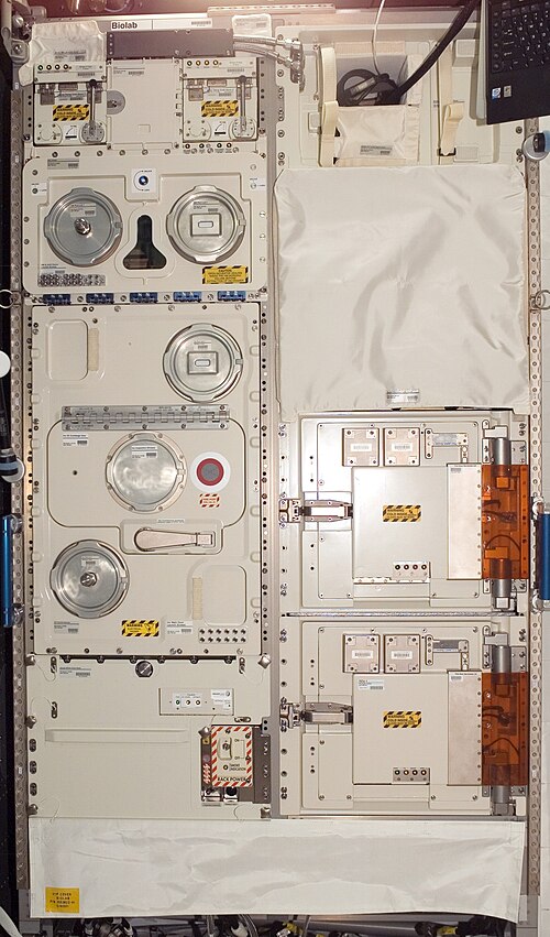 NASA画像：ISS016E030923 - コロンバスモジュール内のバイオラボ施設。第16次長期滞在ミッション中に撮影された画像。