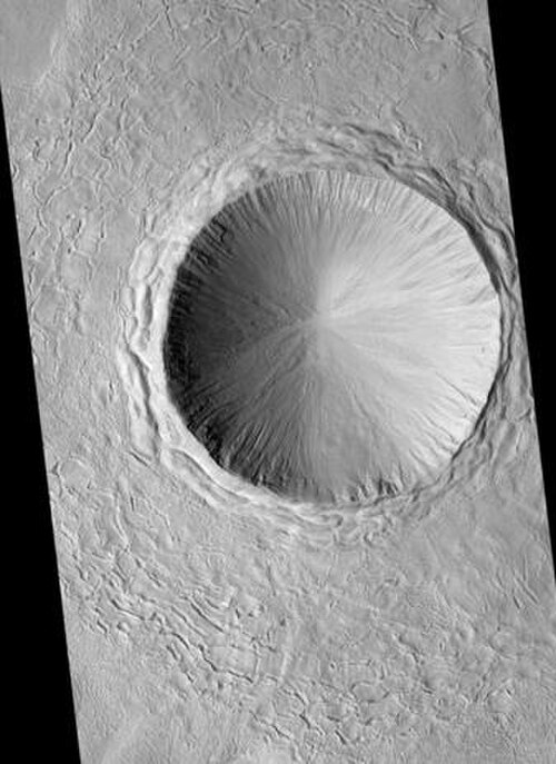 HiRISE が捉えたアダマス ラビリンサス地域のクレーター。元の画像には多くの興味深い詳細が写っています。