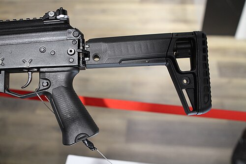 再設計された軽量ポリマーL字型ショルダーストックとポリマーピストルグリップとトリガーガードユニットを備えた改良型AK-12