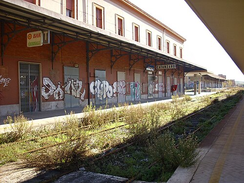 2010年に廃墟となった駅舎。