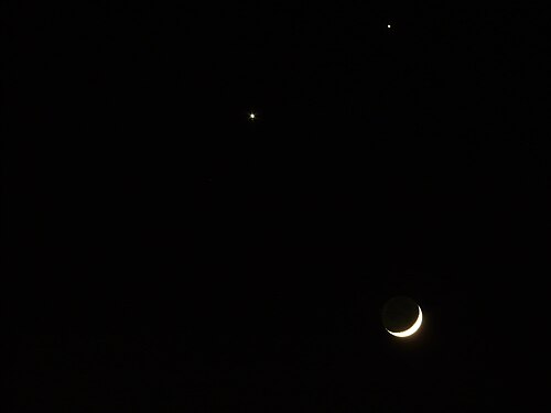 2008 年 12 月 1 日に中国衢州市から見た月、金星、木星の合。