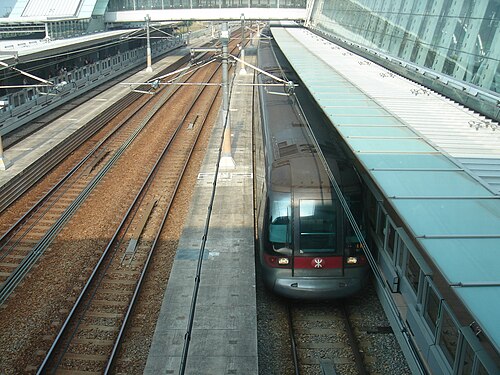サニーベイ駅に停車中の東涌線CAF列車を歩道橋から撮影。