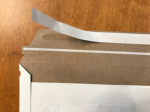 粘着剤（PSA）と剥離ライナー、ティアテープが付いた厚紙製郵送用封筒