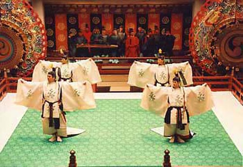 主基殿の儀式の際に行われる西日本の伝統的な踊り。