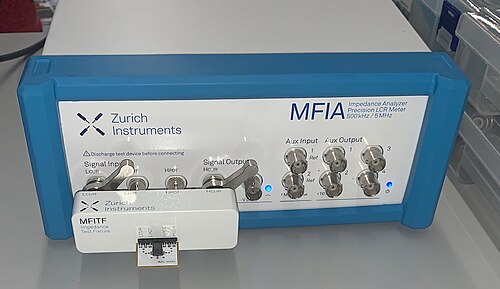 テスト フィクスチャが接続された直接 IV モードに基づくコンピュータ制御のインピーダンス アナライザー。